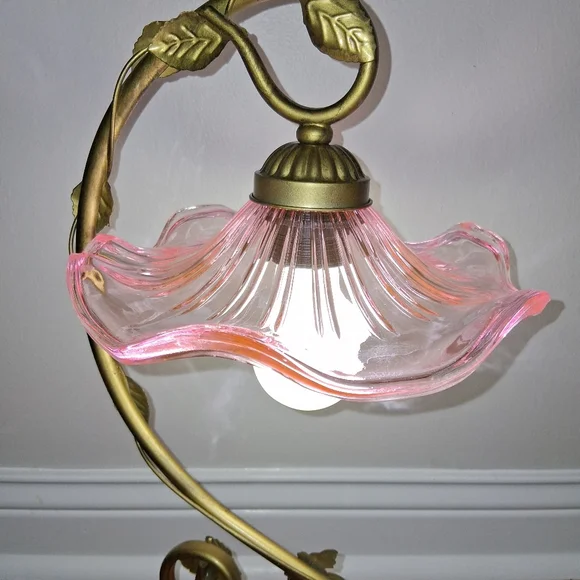 NIB Dolls Kill Dreamland Bloom Pink Table Lamp!! - Picture 15 of 16